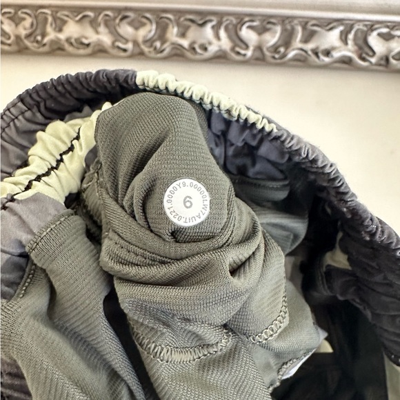 Lululemon Hotty Hot Shorts in Camo - Picture 3 of 3